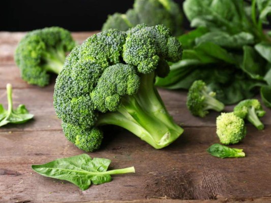 2.BroccoliSi estas intentando mantener tu cara libre de arrugas, el broccoli se puede convertir en tu mejor aliado. Según dermatólogos, una copita de broccoli contiene toda la vitamina C que necesitas en un día, por lo que este súper vegetal mantendrá tu piel radiante y saludable, sin las consecuencias que causa el sol a largo plazo.