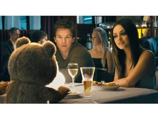 Tanto Seth McFarlene, creador de Padre de Familia y director de Ted (2012), como Mark Wahlberg son parte del círculo íntimo de la actriz, por lo que su participación en esta exitosa comedia quedó entre colegas.