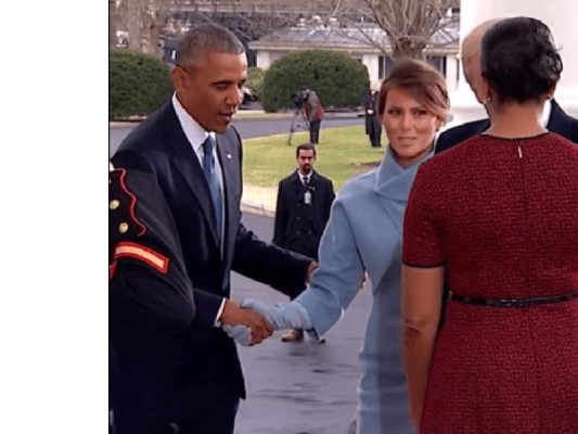 Es evidente la verguenza de Michelle y Obama al precenciar la actitud poco cortés Es evidente la verguenza de Michelle y Obama al precenciar la actitud poco cortés