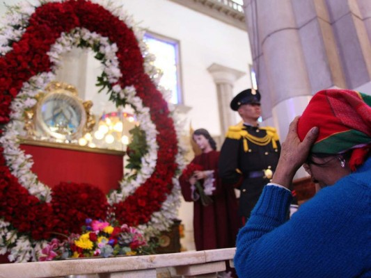 La imagen de la Virgen de Suyapa recibe a miles de peregrinos que piden su ayuda y agradecen sus favores. Foto Armando Morales. La imagen de la Virgen de Suyapa recibe a miles de peregrinos que piden su ayuda y agradecen sus favores. Foto Armando Morales.