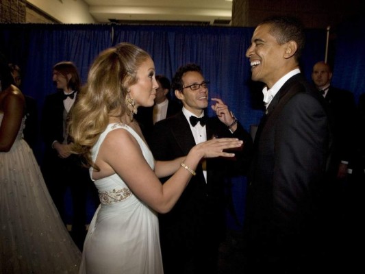 Jennifer Lopez bromea con el presidente Barack Obama en el backstage del baile inaugural en Washington DC en enero de 2009