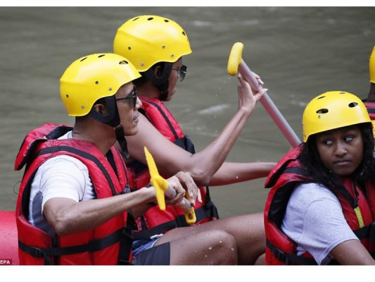 Los Obama participaron de actividades extremas de manera particular un paseo de rafting en el río Ayung de Indonesia Los Obama participaron de actividades extremas de manera particular un paseo de rafting en el río Ayung de Indonesia