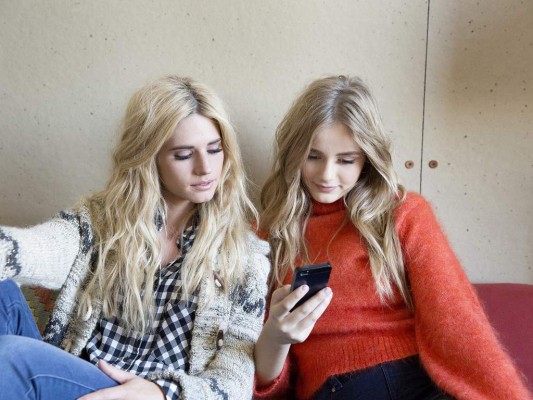 Nunca lo apagas. Debes apagar tu teléfono al menos una vez por semana o la batería morirá más rápido de lo que debería Nunca lo apagas. Debes apagar tu teléfono al menos una vez por semana o la batería morirá más rápido de lo que debería