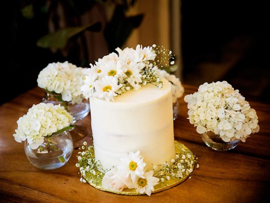 Margaritas y hortensias blanca acentuaron el ambiente natural, a tono con el naked cake