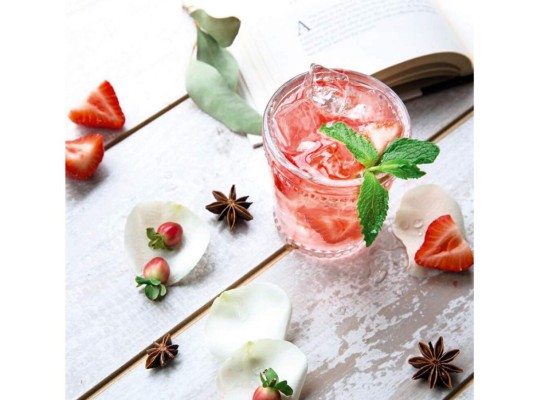 Serena pasión. ¿Quieres algo espumoso y sin licor? Mezcla un litro de jugo de piña, 500 mililitros de jugo de naranja y maracuyá, 1 ½ litro de soda, fresas al gusto, hojitas de menta, hielo picado