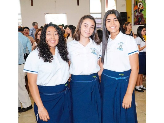 Estudiantes de la escuela Santa María del Valle celebran confirmación