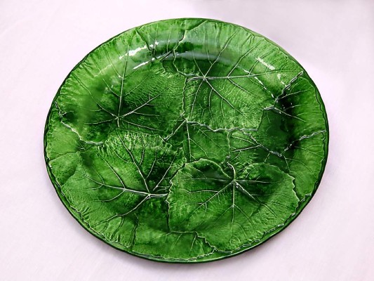 Piezas de servir en cerámica con diseño de hojas con una cubierta de glaseado en tono verde. Piezas de servir en cerámica con diseño de hojas con una cubierta de glaseado en tono verde.