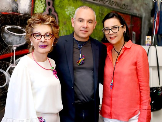 Bonnie de García, Gian Carlos Sandoval Mazzero y Mandy Bermúdez (fotos: Armando Morales)