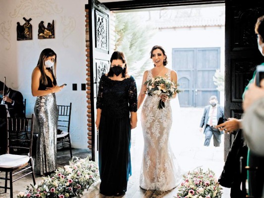 Luisa Mireya Juárez Carbajal entró al templo del brazo de su madre Mireya Carbajal Ramirez Luisa Mireya Juárez Carbajal entró al templo del brazo de su madre Mireya Carbajal Ramirez