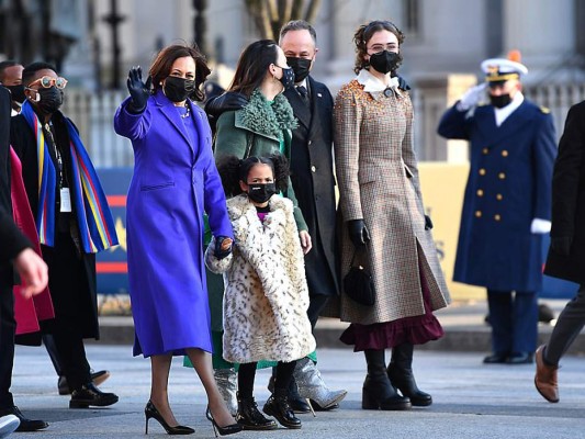 La vicepresidenta Kamala Harris de la mano de su sobrina-nieta Amala; su esposo Doug Emhoff; sus hijastros Ella y Coley otros miembros de la familia, en su caminata rumbo a la Casa Blanca