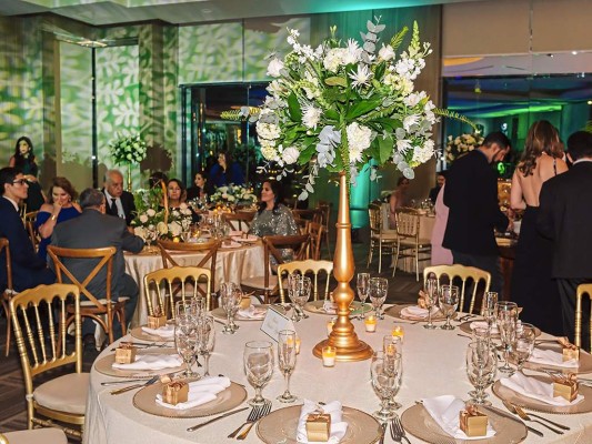 Mesas circulares con arreglos altos estilo topiarios, con rosas, hortensias, aster y ramas de eucaliptos y helechos. Mesas circulares con arreglos altos estilo topiarios, con rosas, hortensias, aster y ramas de eucaliptos y helechos.