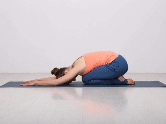 10 postura de yoga para hacer en casa