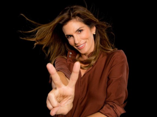 Dibuja tus labios. Desde siempre, Cindy ha hidratado sus labios con bálsamos. “Con los años decidí que el siguiente paso sería dibujarlos, definirlos con un lápiz en un tono natural y luego rellenarlos con un lipstick neutral como rosa o un color ligeramente más oscuro que mi piel”.