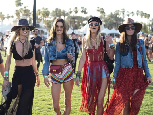 Fueron muchos los famosos que asistieron al festival californiano más exclusivo donde aprovecharon para lucir los mejores outfit, aquí te dejamos algunos de los looks más destacados de Coachella 2018.