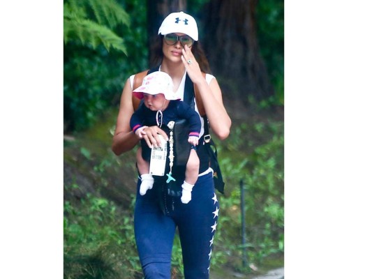 Irina y Bradley Cooper de paseo con su hija