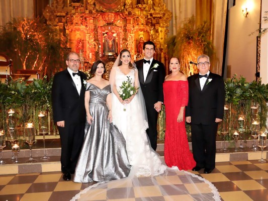 Paola y Mario junto a sus padres José, Johanna Argüello, Vilma Isabel y Mario Agüero (Fotografías: Hector Hernández)