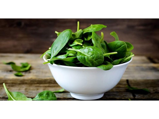 Espinacas. Es un alimento con grandes cantidades de hierro así como el brócoli y la coliflor. Es necesario consumir regularmente ya que por lo general las mujeres sufren más de fatiga y energías. Espinacas. Es un alimento con grandes cantidades de hierro así como el brócoli y la coliflor. Es necesario consumir regularmente ya que por lo general las mujeres sufren más de fatiga y energías.
