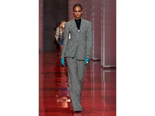 Versace presenta colección Otoño/Invierno 2022