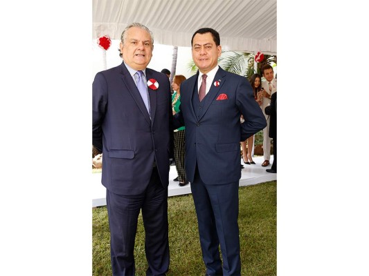 El embajador del Perú José Jesús Guillermo Betancourt junto a su ex homólogo Guillermo Gonzáles Arica (fotografías: Armando Morales)
