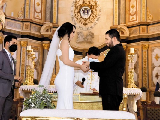 La boda de Victoria Izaguirre y Roberto Luna