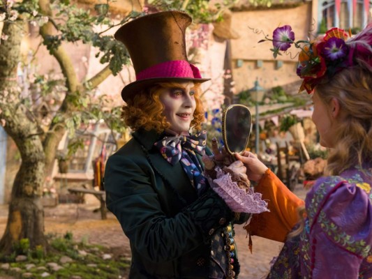 Johnny Depp sorprende como el Sombrerero Loco en Disneyland