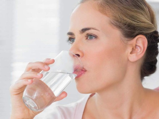Cinco razones para que se te antoje tomar agua