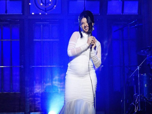 Cardi B anuncia su embarazo en el programa Saturday Night Live