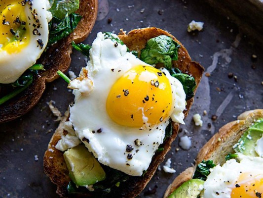 TOSTADA DE HUEVO Y AGUACATE<br/><br/>INGREDIENTES. Media taza de hojas de espinaca /2 huevos /Dos rebanadas tostadas de pan de tu elección/ Sal y pimienta negra, al gusto /Un aguacate en cubos / Queso ricotta<br/><br/>PREPARACIÓN<br/>1/ Engrasa ligeramente una sartén con mantequilla amarilla, saltea las espinacas por unos tres a cinco minutos. Retira de la cacerola 2/ En la misma sartén, añade aceite de oliva y fríe los huevos a tu gusto, salpimenta. 3/Coloca el aguacate en cubos en las tostadas (también lo puedes aplastar en puré si lo prefieres) 4/Coloca el huevo y sirve de inmediato. Si lo prefieres, puedes agregar chile en hojuelas. <br/>