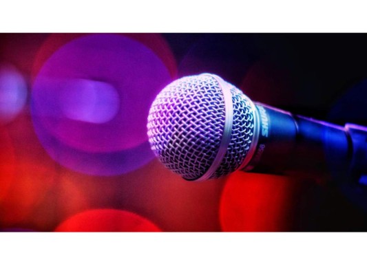 Haz tu quarantine karaoke nights con estas aplicaciones online  