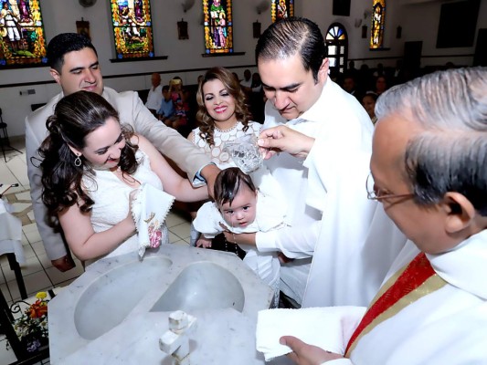 Vladimir y Claudia Betancourt-Ramos celebran el bautizo de su hija Emilia