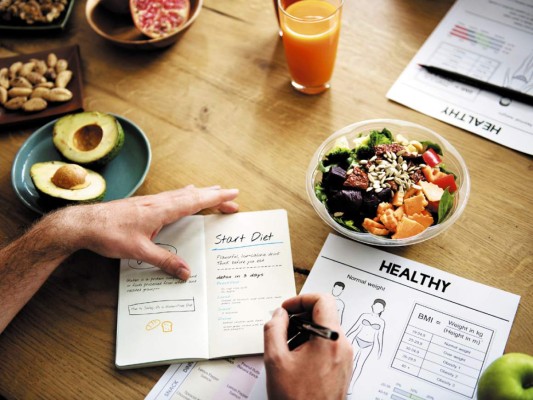 Según la doctora Mayra García, experta en nutrición clínica del Centro de Salud y Nutrición Clínica de Tegucigalpa, antes de comenzar lo más recomendable es no elegir una dieta a la ligera, así que busca un especialista y obtén un plan personalizado, acorde a tu peso actual y condición física. Debe ser balanceado, sostenible y realista, un régimen que te permita bajar de peso de forma saludable (aproximadamente una libra por semana) y con resultados que perduren.
