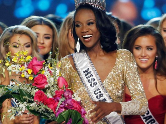 Deshauna Barber, es la primera mujer militar en ganar un título de belleza en los Estados Unidos, la joven de 26 años compitió por el Distrito de Columbia llevándose la corona como Miss USA 2016.