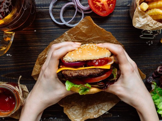 FAST FOOD. La comida rápida es también enemigo de la piel. Un estudio del American Journal of Clinical Nutrition afirma que las grasas que contienen son causantes de la aparición de células inflamatorias en el tejido, que al oxidarse crean radicales libres se traducen en problemas que van desde acné hasta arrugas prematuras.