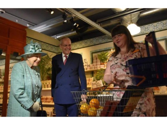 El recorrido de la Reina Isabel II por el supermercado Sainsbury