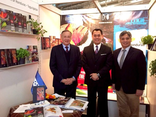 Guillermo Gonzalez Arica y Ramón Custodio Espinoza presidieron el stand de la Feria Internacional del libro de Frankfurt
