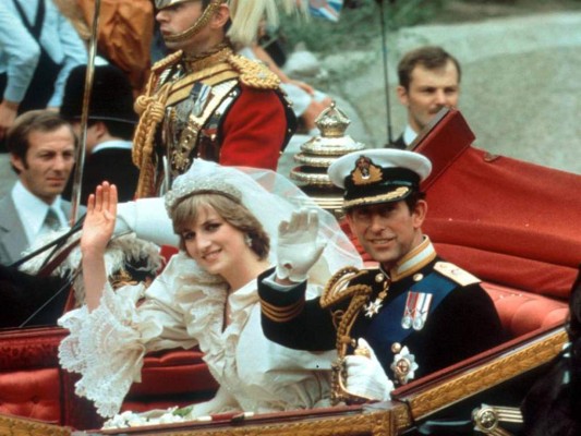 (FILES) In this file photo taken on June 02, 2021 the wedding dress of Diana, Princess of Wales is seen on display at an exhibition entitled 'Royal Style in the Making' at Kensington Palace in London. - London, July 29, 1981. In front of a jubilant crowd and 750 million television viewers, Prince Charles, eldest son of Elizabeth II, married the shy and blushing Diana Spencer. A 'wedding of the century' that will turn into a tragedy. (Photo by JUSTIN TALLIS / AFP) (FILES) In this file photo taken on June 02, 2021 the wedding dress of Diana, Princess of Wales is seen on display at an exhibition entitled 'Royal Style in the Making' at Kensington Palace in London. - London, July 29, 1981. In front of a jubilant crowd and 750 million television viewers, Prince Charles, eldest son of Elizabeth II, married the shy and blushing Diana Spencer. A 'wedding of the century' that will turn into a tragedy. (Photo by JUSTIN TALLIS / AFP)