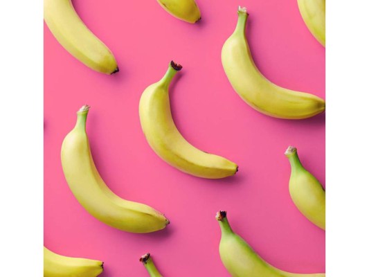 Para añadir brillo al cabello apagado: prueba con ingredientes como yemas de huevo, miel o banana que aportan proteína y realzan el brillo natural del cabello.<br/><br/>Ingredientes<br/>1 banano maduro<br/>1 cucharadita de miel orgánica<br/>1 clara de huevo<br/><br/>Preparación<br/>Pela el banano y congélalo. Un par de horas después, licúa el banano hasta que se suavice, agrega la miel y la clara. Aplica al cabello desde la raíz hasta las puntas. Cubre con una gorra plástica y deja actuar por 20 minutos. Lávate el cabello con tu shampoo y acondicionador habitual.<br/>