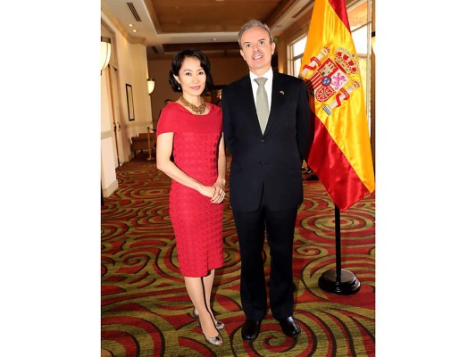 Naomi Ohki y Guillermo Kirkpatrick, Embajador de España