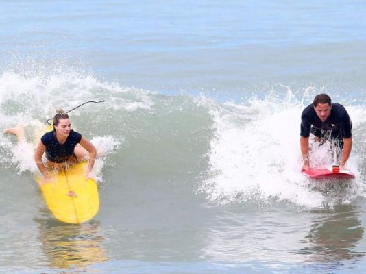 Margot Robbie surfea en Costa Rica