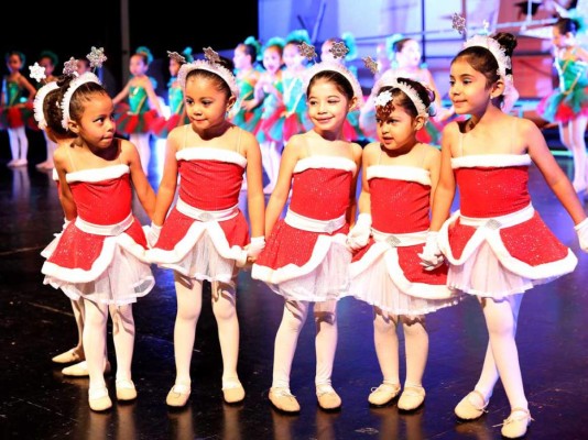 Las balletistas de la escuela D'Arte durante su Christmas show en el Teatro Manuel Bonilla