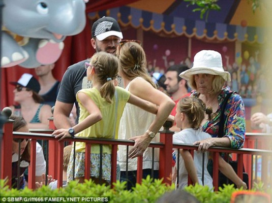 La ex pareja conversó por unos instantes mientras la mamá de Ben Affleck, Christine, cuidaba de los pequeños. La ex pareja conversó por unos instantes mientras la mamá de Ben Affleck, Christine, cuidaba de los pequeños.