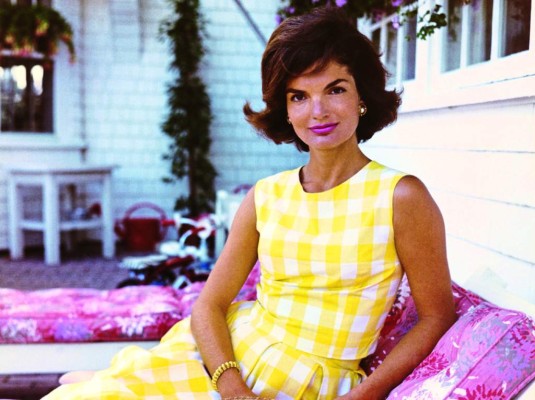 It girl. Aunque para muchos poseía más porte que belleza física, no podemos negar que jackie encajaba a la perfección en el concepto It girl, una chica que tiene algo que atrae, un 'no sé qué'. Eso, sumado a su estudiada elegancia, la conviertieron en referente de estilo para las mujeres del mundo. It girl. Aunque para muchos poseía más porte que belleza física, no podemos negar que jackie encajaba a la perfección en el concepto It girl, una chica que tiene algo que atrae, un 'no sé qué'. Eso, sumado a su estudiada elegancia, la conviertieron en referente de estilo para las mujeres del mundo.
