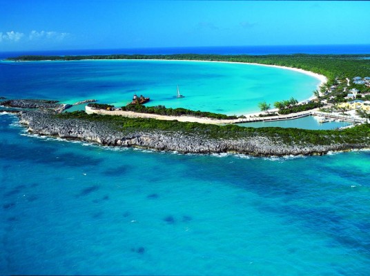 Half Moon Cay en BahamasSituada entre Eleuthera y Cat Island, esta playa-piscina es una de las más bellas del Caribe. Se encuentra en Little San Salvador, a unos 100 kilómetros al sureste de Nassau.