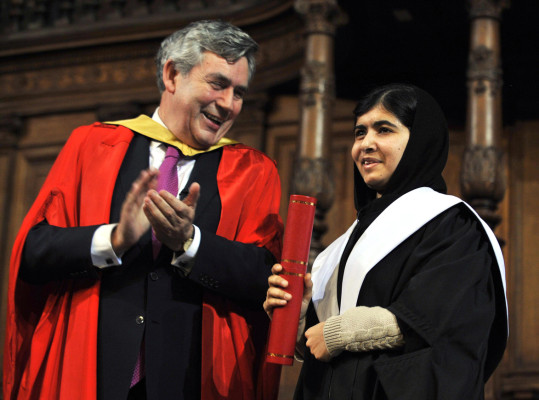 La reina de Inglaterra recibe a Malala