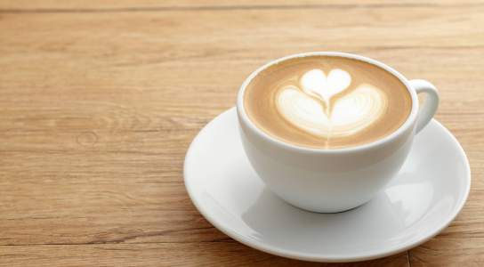 1. Puedes hacer una obra de arte en tu caféNo estamos seguras si se pueda hacer algo con la bolsa de té flotando por la taza. 1. Puedes hacer una obra de arte en tu caféNo estamos seguras si se pueda hacer algo con la bolsa de té flotando por la taza.