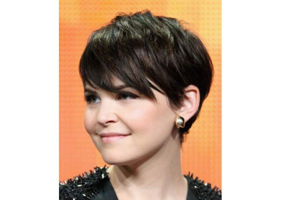 Corte pixie. No temas en optar por un look corto. Un edgy pixie con secciones un poco más largas a los lados dará definición a tu rostro. Asegúrate de pedir suavidad en el corte alrededor de las orejas, para evitar lucir muy masculina. Corte pixie. No temas en optar por un look corto. Un edgy pixie con secciones un poco más largas a los lados dará definición a tu rostro. Asegúrate de pedir suavidad en el corte alrededor de las orejas, para evitar lucir muy masculina.