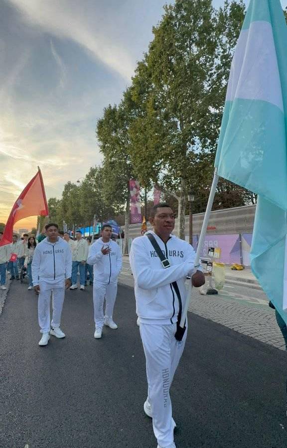 Olvin Ferrera sostuvo la bandera hondureña durante el desfile de la ceremonia inaugural. Olvin Ferrera sostuvo la bandera hondureña durante el desfile de la ceremonia inaugural.
