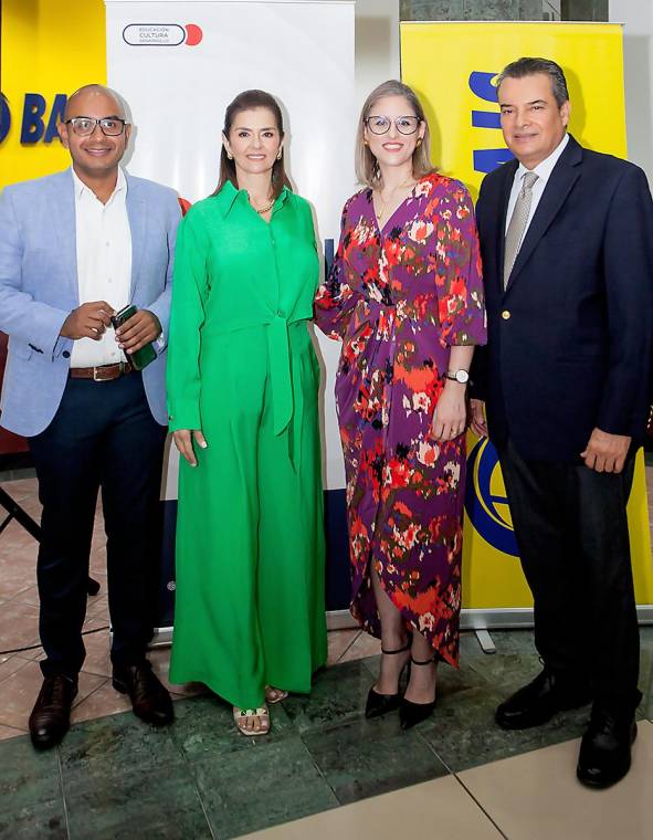 Fernando Carranza, Suyapa Monterroso, Ana Lorena Lacayo y Ramón Fuentes, gerente regional de negocios de Banpais.