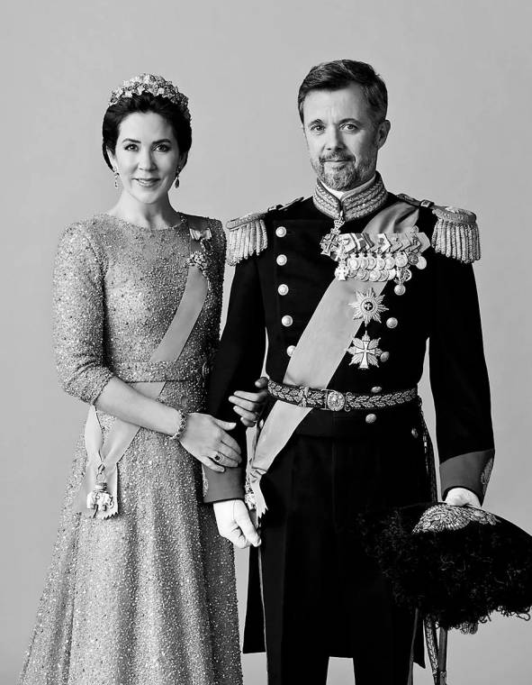 El príncipe Federico, de 55 años, se convertirá este domingo en rey de Dinamarca con el nombre de Federico X, encarnando una monarquía milenaria que ha sabido modernizarse. Junto a él, su esposa Mary, una plebeya oriunda de Australia.