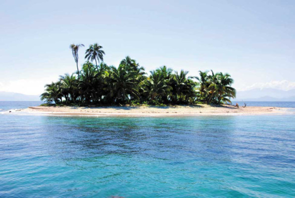 Eterno Verano. Cayos Cochinos es un refugio virgen rodeado de playas de arena blanca y agua cristalina al que puedes llegar a bordo de una lancha que parte a diario desde Sambo Creek en La Ceiba (Foto: Arturo Sosa)